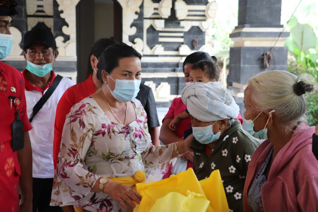 Ny. Seniasih Giri Prasra Beri Bantuan Sembako kepada Lansia dan Balita di Sulangai, Ingatkan Masyarakat Tetap Jalankan Prokes